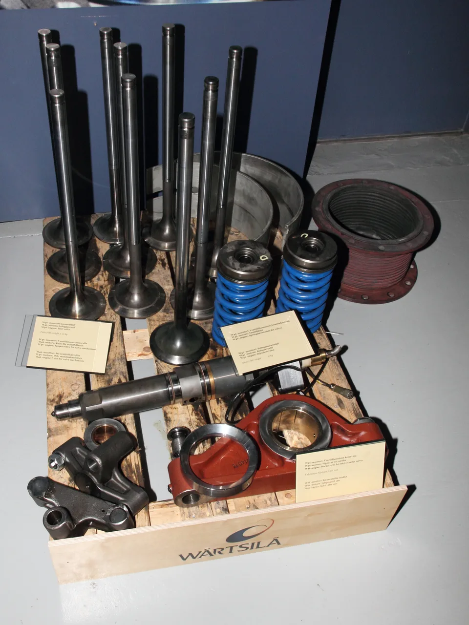 Wärtsilä 46 engine valve train parts: inlet and exhaust valves, springs, injection valve and rocker arm
